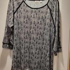 Cato top plus size 22/24 black and white